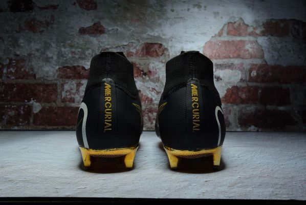 ronaldo black and gold boots